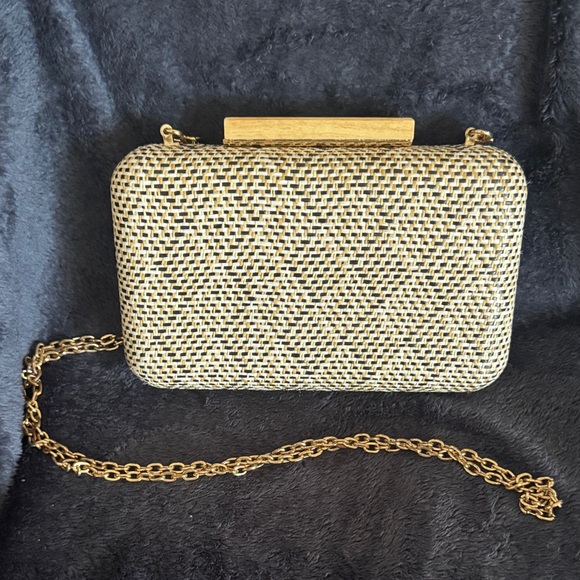 Elegant Gold Woven Clutch Bag - Picture 1 of 4